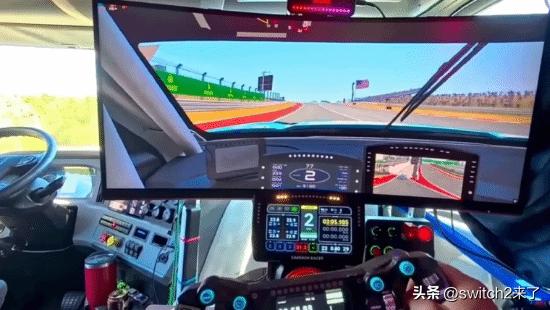 近日Playground报道，一名货车司机采用独特方式打发路途时间，他将驾驶室内