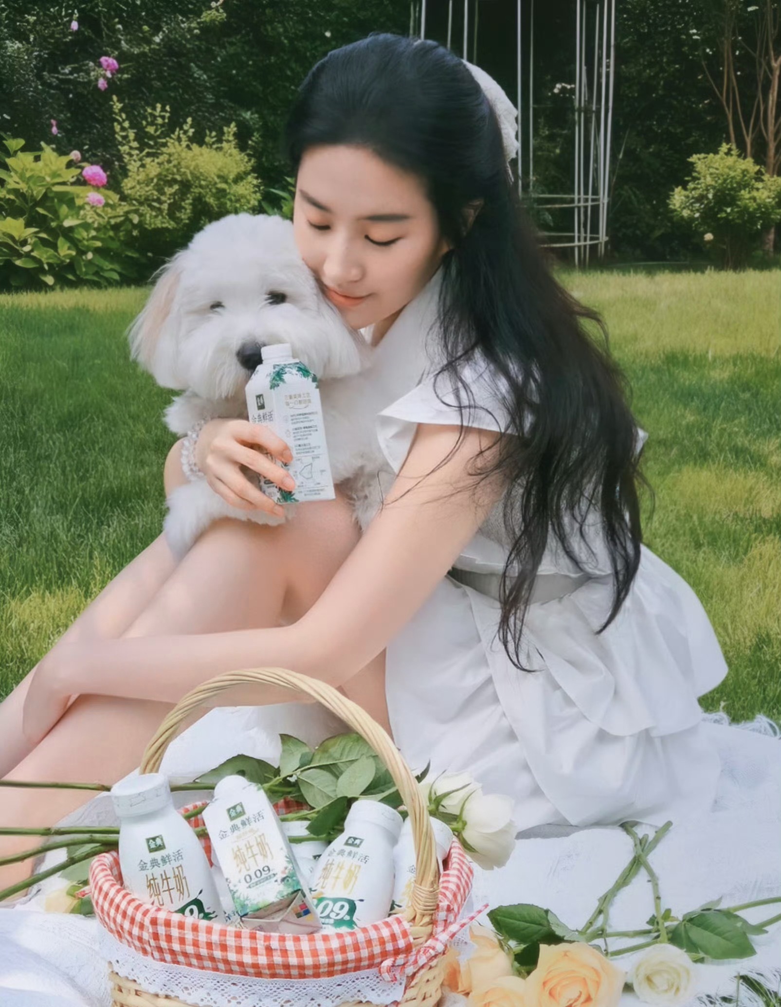 刘亦菲每次拍金典的妆造都很好看哎～小龙女超级适合白色