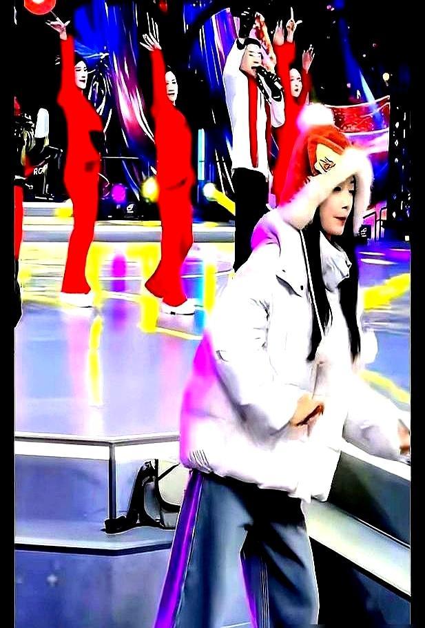 别再同情郭有才了，他那个伴舞大姐单飞后，一场直播的音浪，顶你我一年班。
 
她没