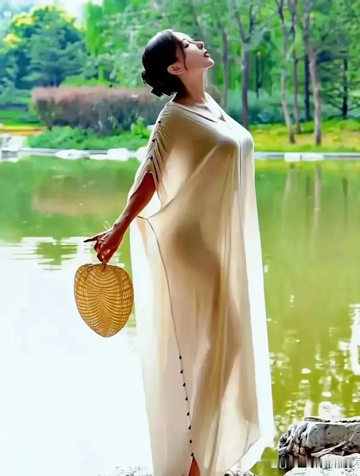 林薇因：“我等你，因为习惯了跟你聊天；我等你，你是我唯一想等的人；我等你，因为你