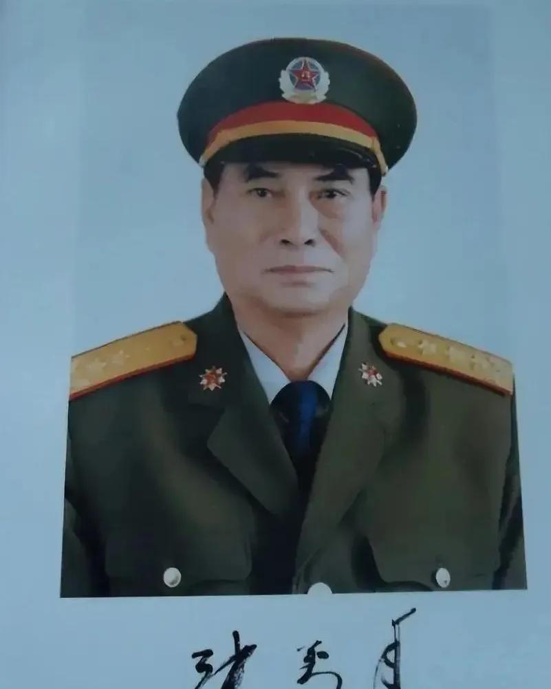 1996年，山西某部队食堂。一位干部喝得醉醺醺，当着中央军委副主席张万年的面，讲
