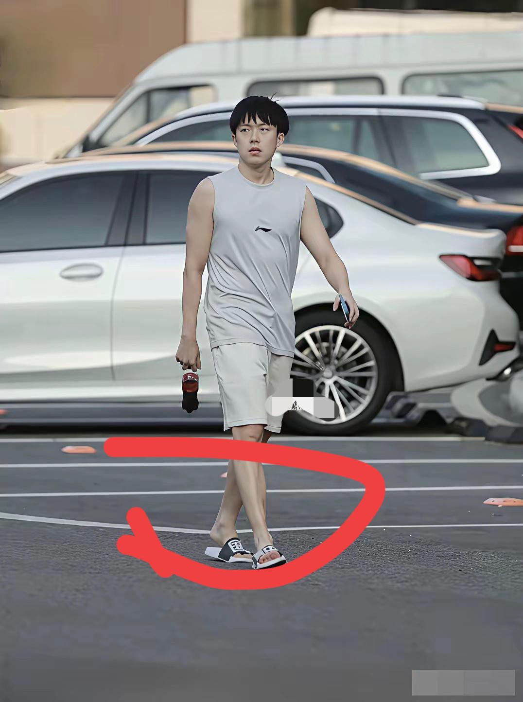 王楚欣非常接地气，出门穿拖鞋