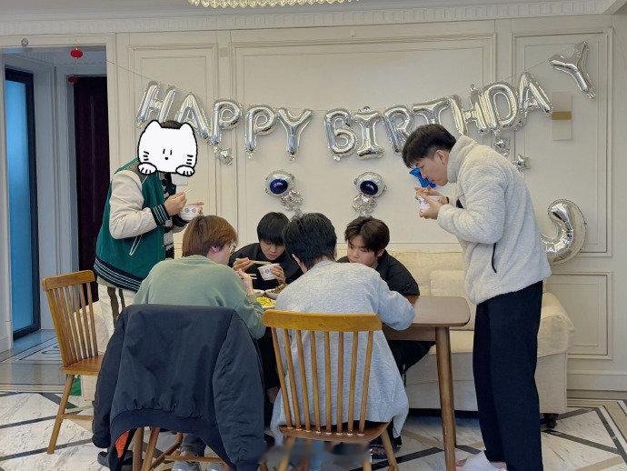 今天吃什么菜系呀~好吃到枪神要站起来吃2026pel 电竞点播台