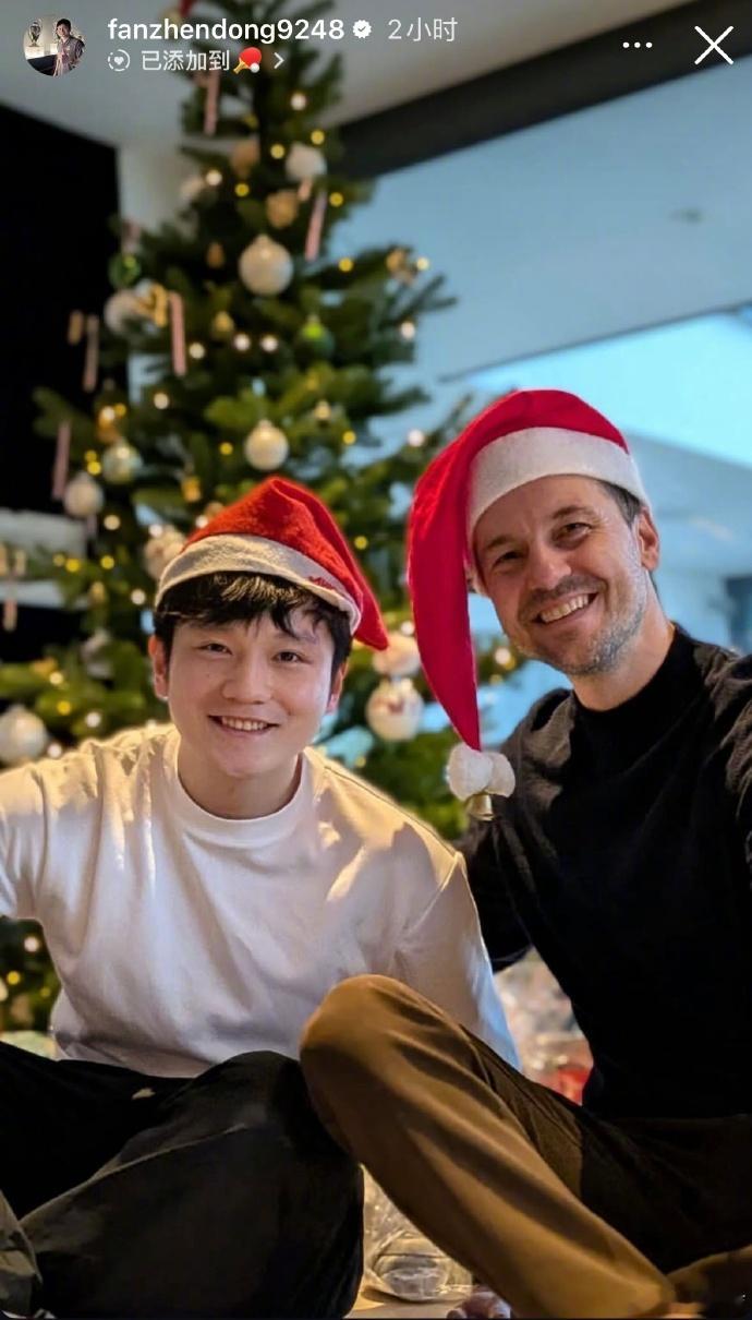 樊振东晒与波尔圣诞合照和 的圣诞合照来啦！头戴小红帽，满脸微笑，在圣诞树前，格外