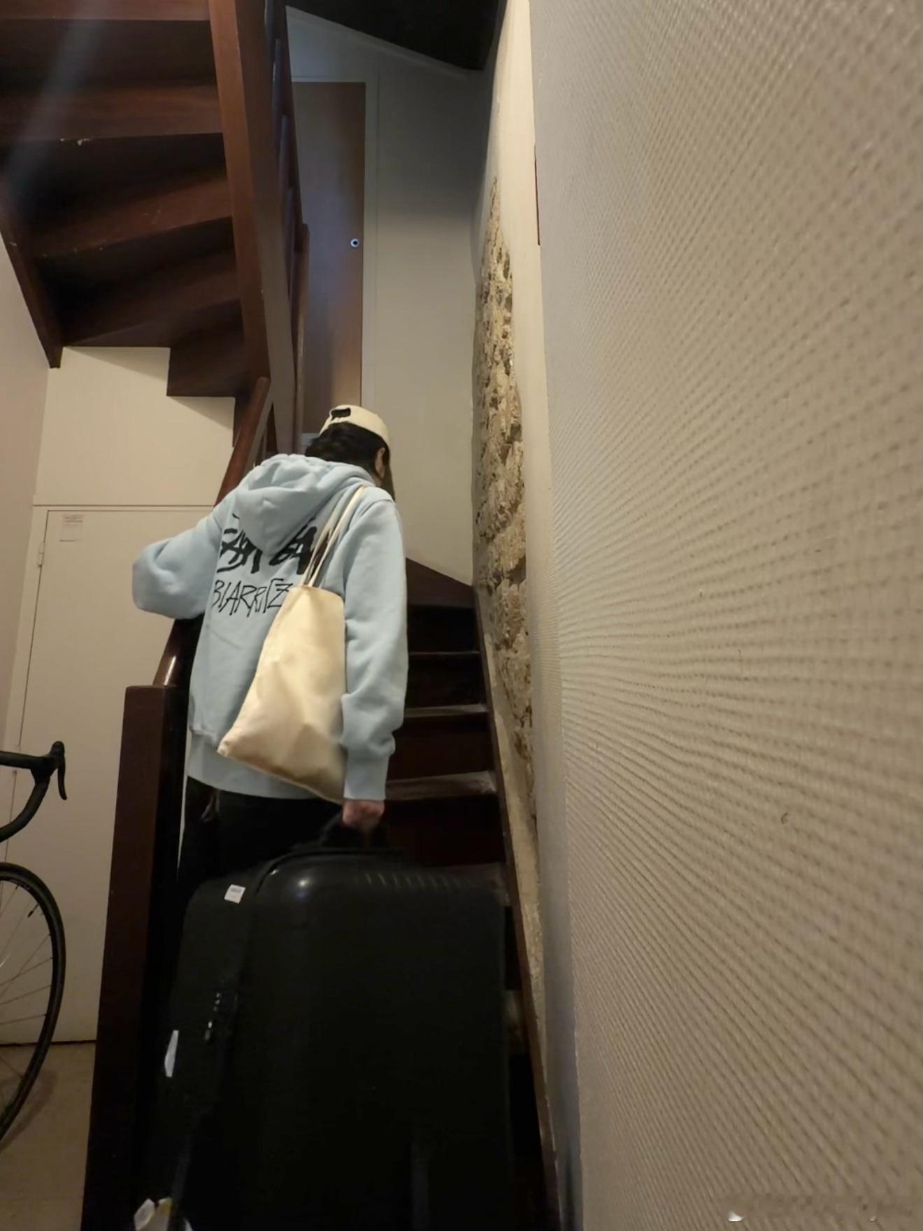 昨天傍晚坐火车回巴黎，在车上美滋滋拍完视频之后，车突然停住了，等待的过程中听到了