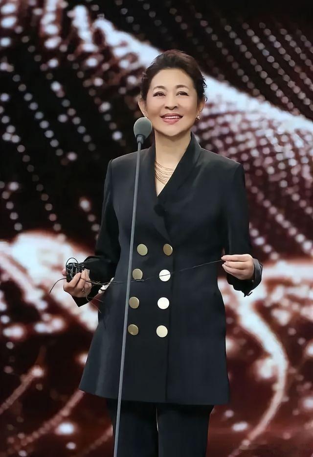 倪萍说在浪姐很多人都能找到自己评委倪萍因共情选手引发赛制争议，被指重人情轻公平，