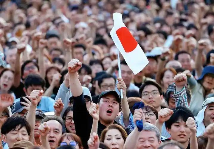 每年九月初，日本右翼分子总要跳出来玩文字游戏，死咬着说他们当年只是“终战”，绝口