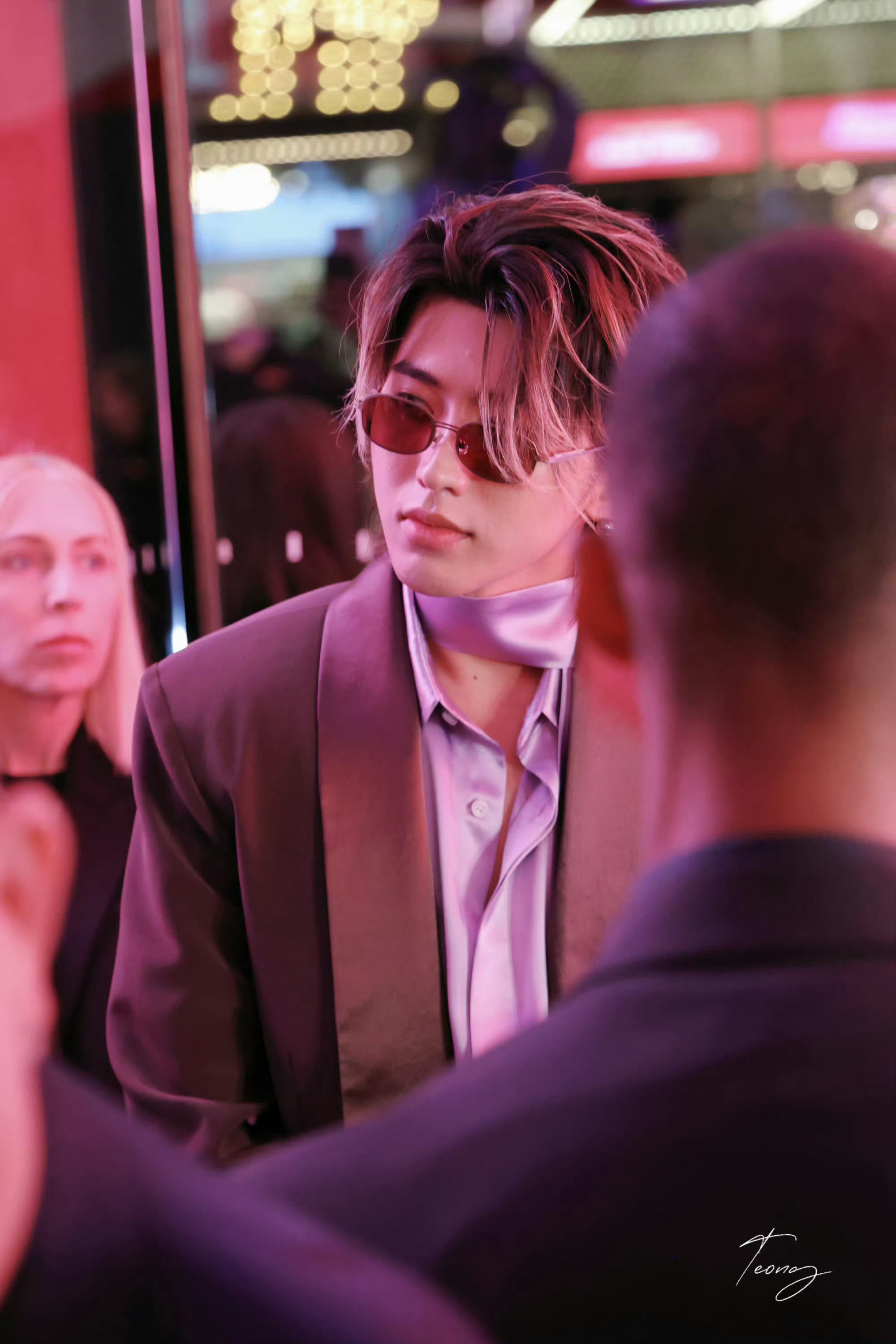 蔡徐坤挑染发色搭配西服套装亮相VOGUE举办的MetGala预热派对，星光熠熠的