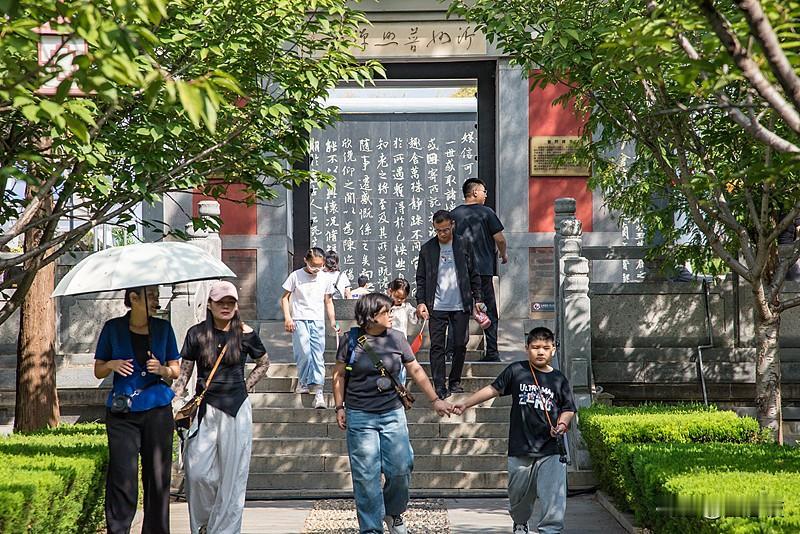 小时候父母带我玩现在我带父母旅游。