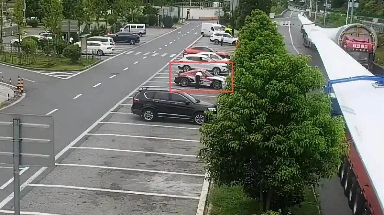 17岁女孩被锁顺风车里，司机却在“司机之家”休息：最怕的就是联系不上。

8月1