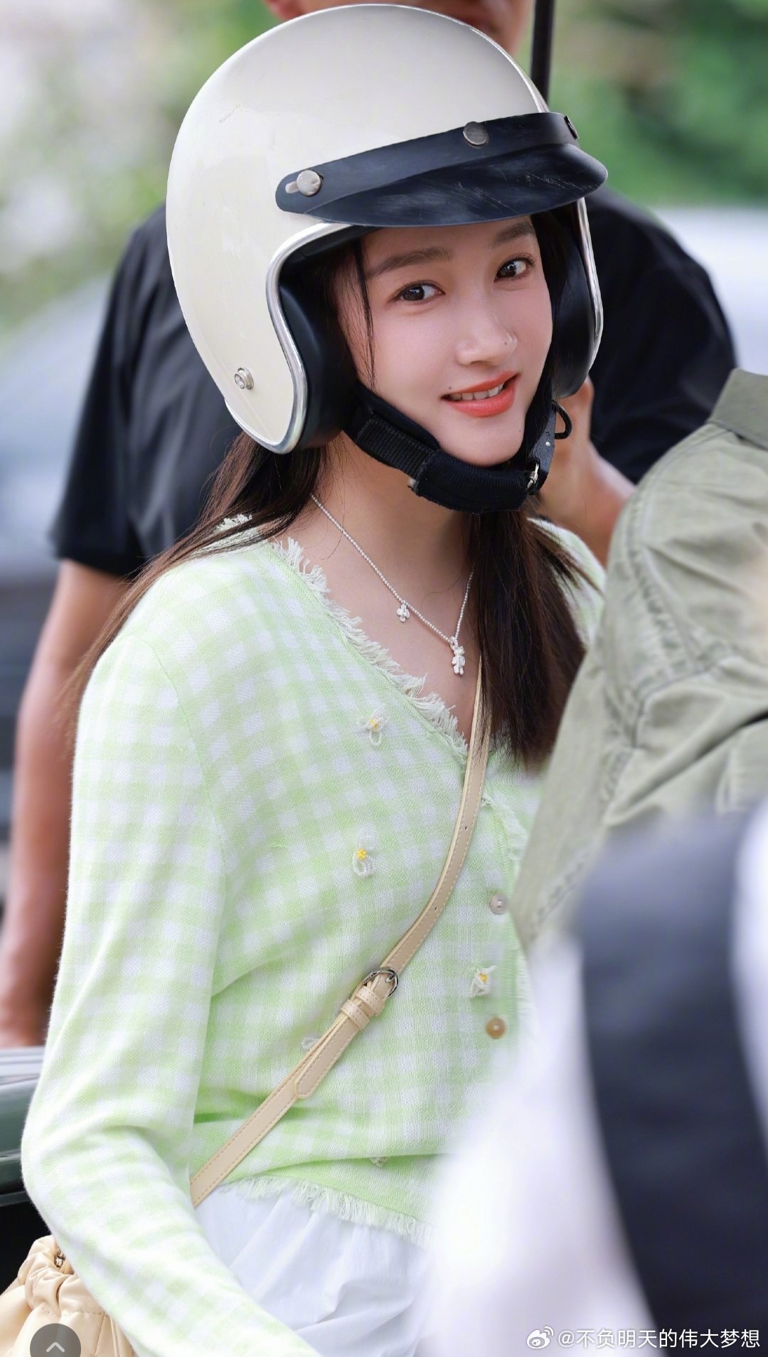 关晓彤一路小跑迎接爸爸探班 守护这个像少女漫画主角一样明媚开朗的晓彤！在爱里长大
