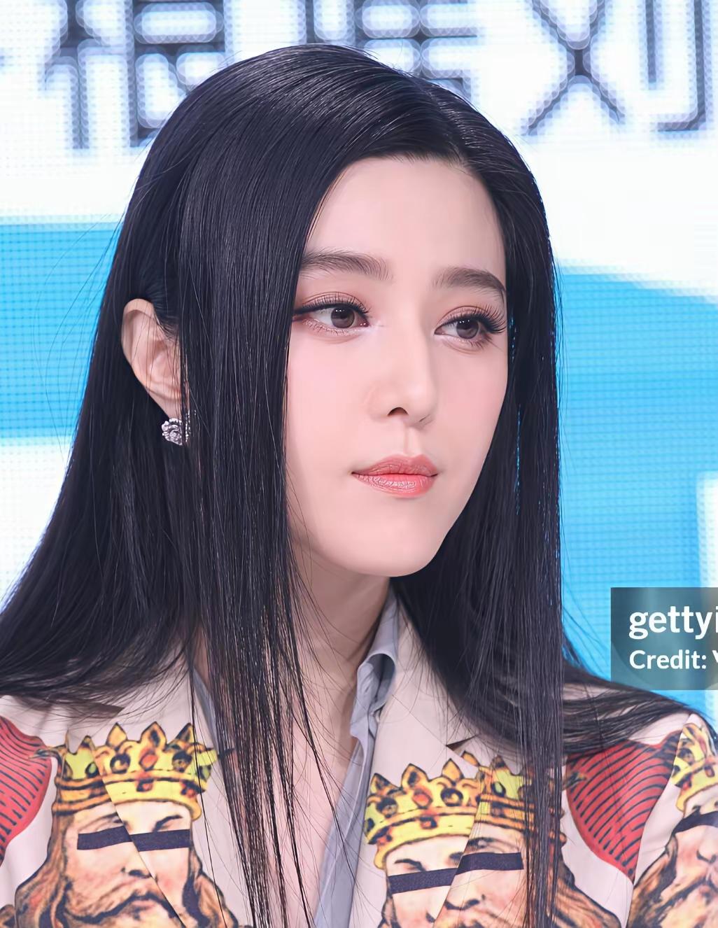 其实她根本不漂亮，所以从来没觉得她好看，没有单纯，有点风尘，也许有人觉得她很漂亮