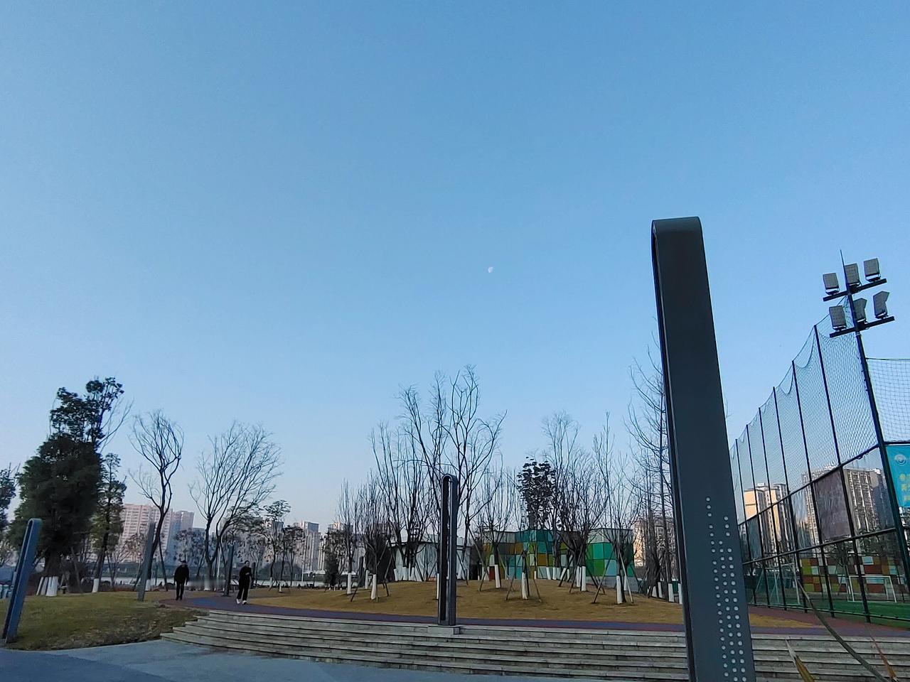 晒图笔记大赛哟，都九点多了，西天那下弦月还赖着不走呢！它像是个贪玩的孩子，沉浸在