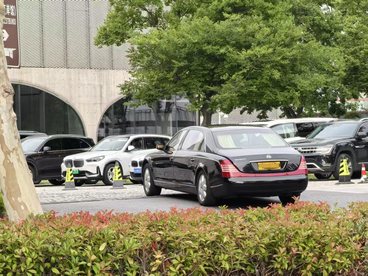 偶遇黄牌迈巴赫，说说这车在你们那边能排上什么档次[看][看]【来自懂车帝车友圈】