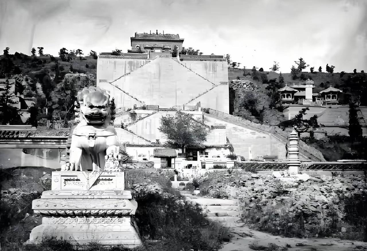 今天去颐和园，湖还是那个湖，山还是那座山，可导游说的“乾隆建的”其实没剩下几块砖
