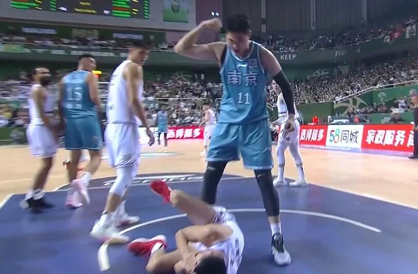 太激动了吧！赵柏清强打得分后冲人怒吼吃T 孟子凯鼻子被打破
北京时间10月28日