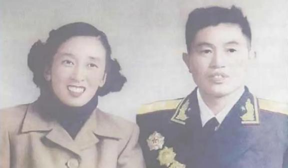 1940年，皮定均看上了女干部张烽，就让县长去说媒，张烽听说了县长的来意后，拒绝