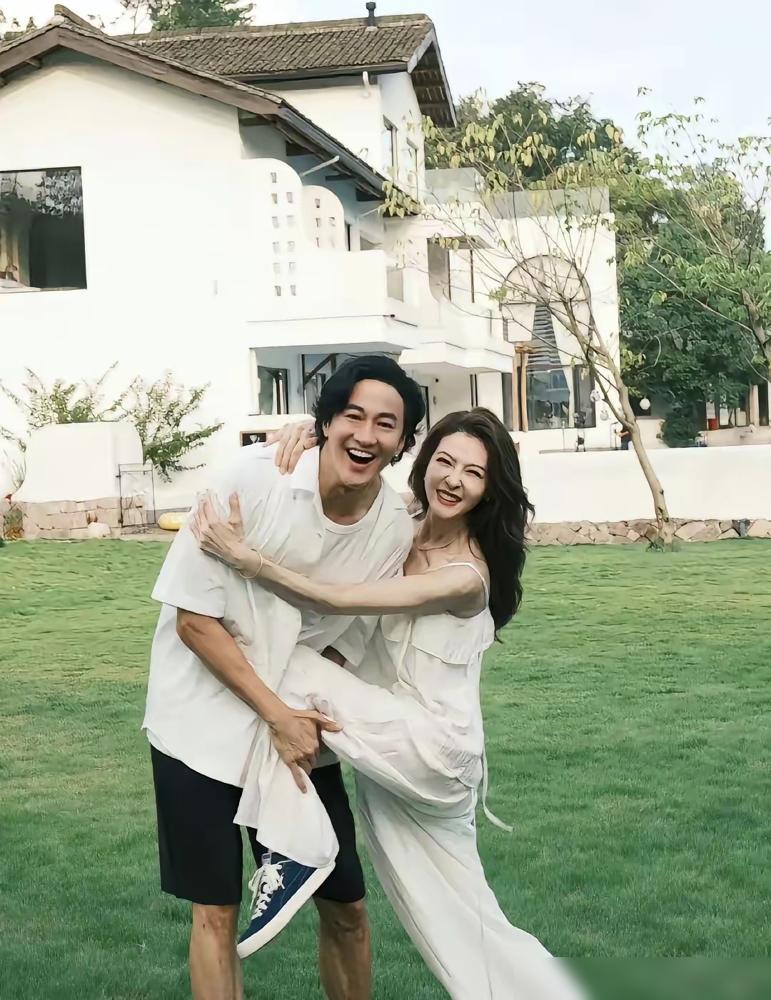 狗仔跟了8年挖不到黑料，他却把C位让给高铁站的女粉丝。
就在高铁站，何润东和老