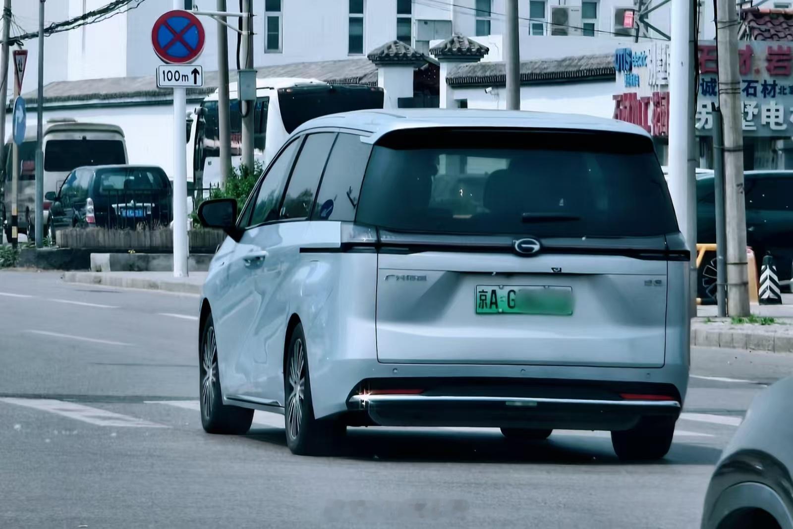 这个颜色好像叫超星银吧？白中泛青，是我个人最喜欢的传祺e8配色。至于卖的咋样，我