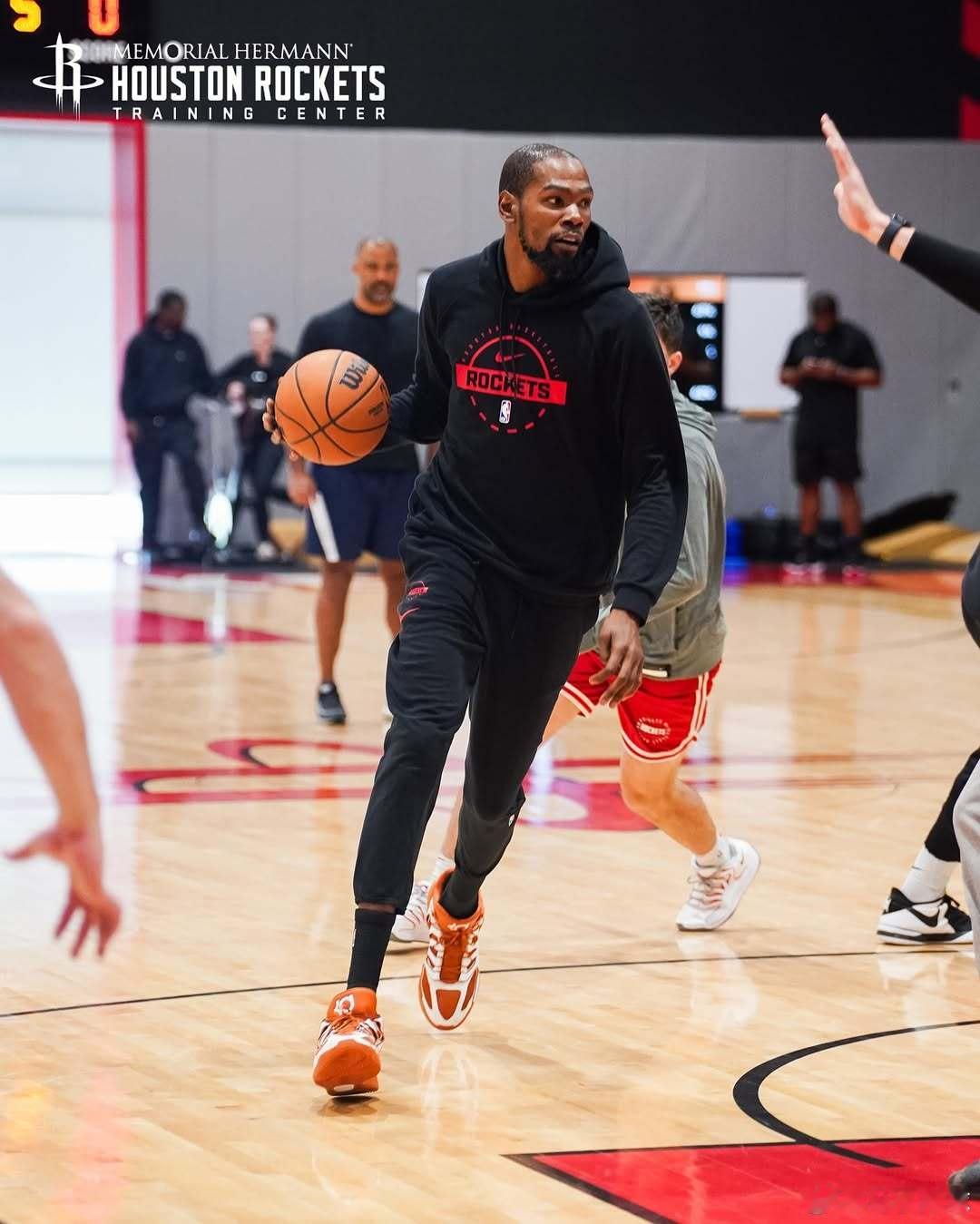 今日主场对阵快船，赛前训练