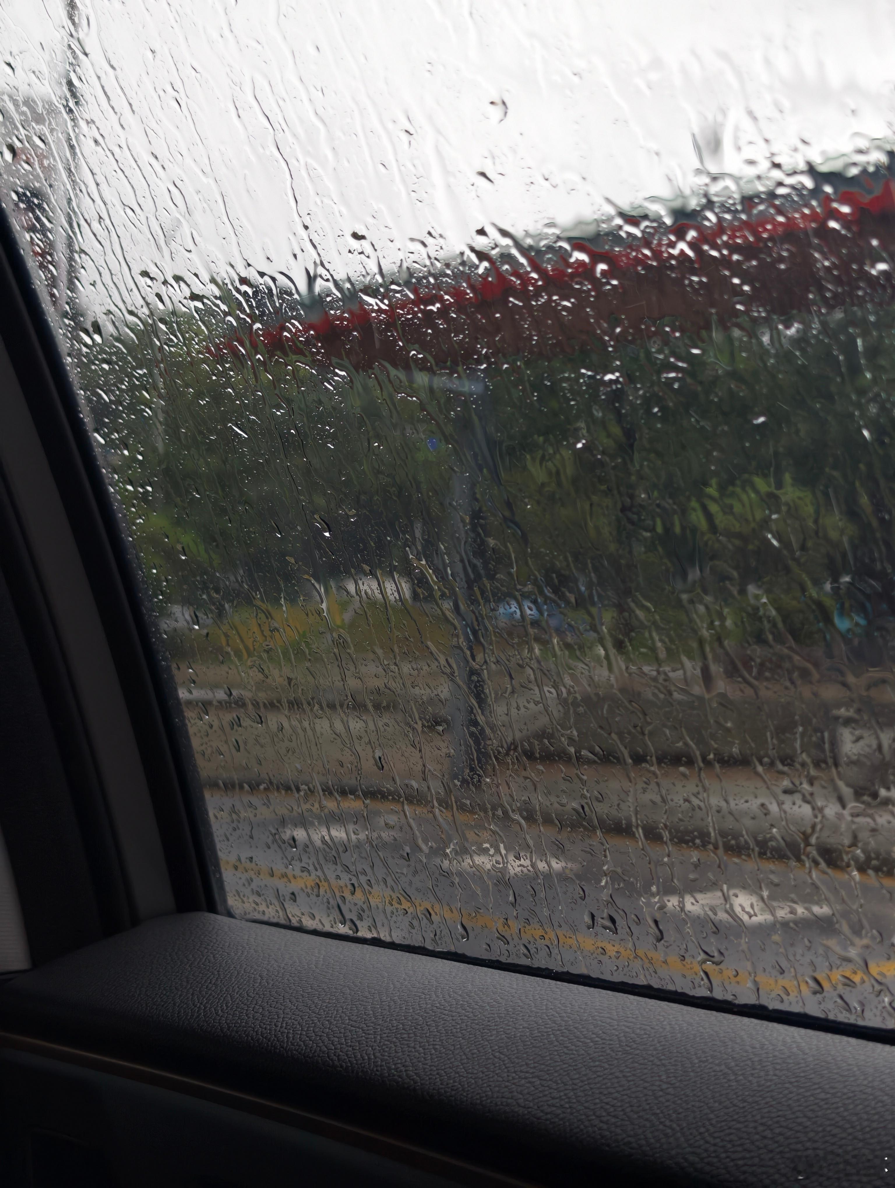 骑车出门结果下雨了，又打了个车
