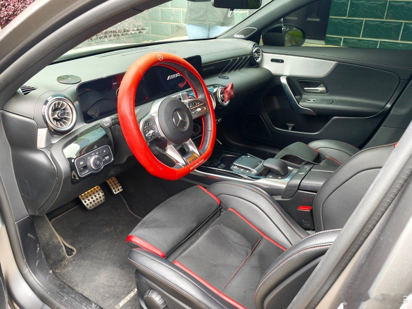 很少见有女孩子开AMG的啊 马上搞定 22年 A35L AMG  四驱炽夜特别版