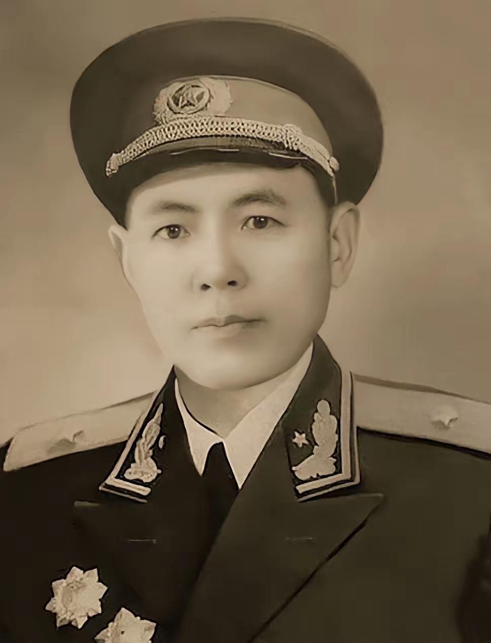 1949年，南京解放后，一个阔太太穿着旗袍来到了35军军部，对门口的哨兵说：“我