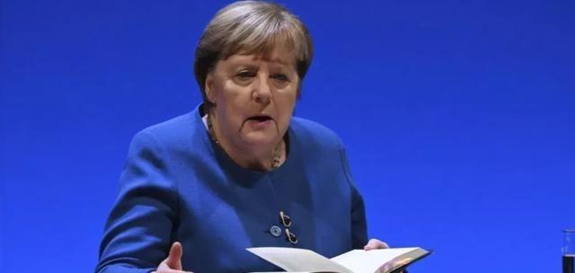 卸任多年、几乎从不评价外国领导人的默克尔，突然开口了！她没骂特朗普，没给欧洲站台