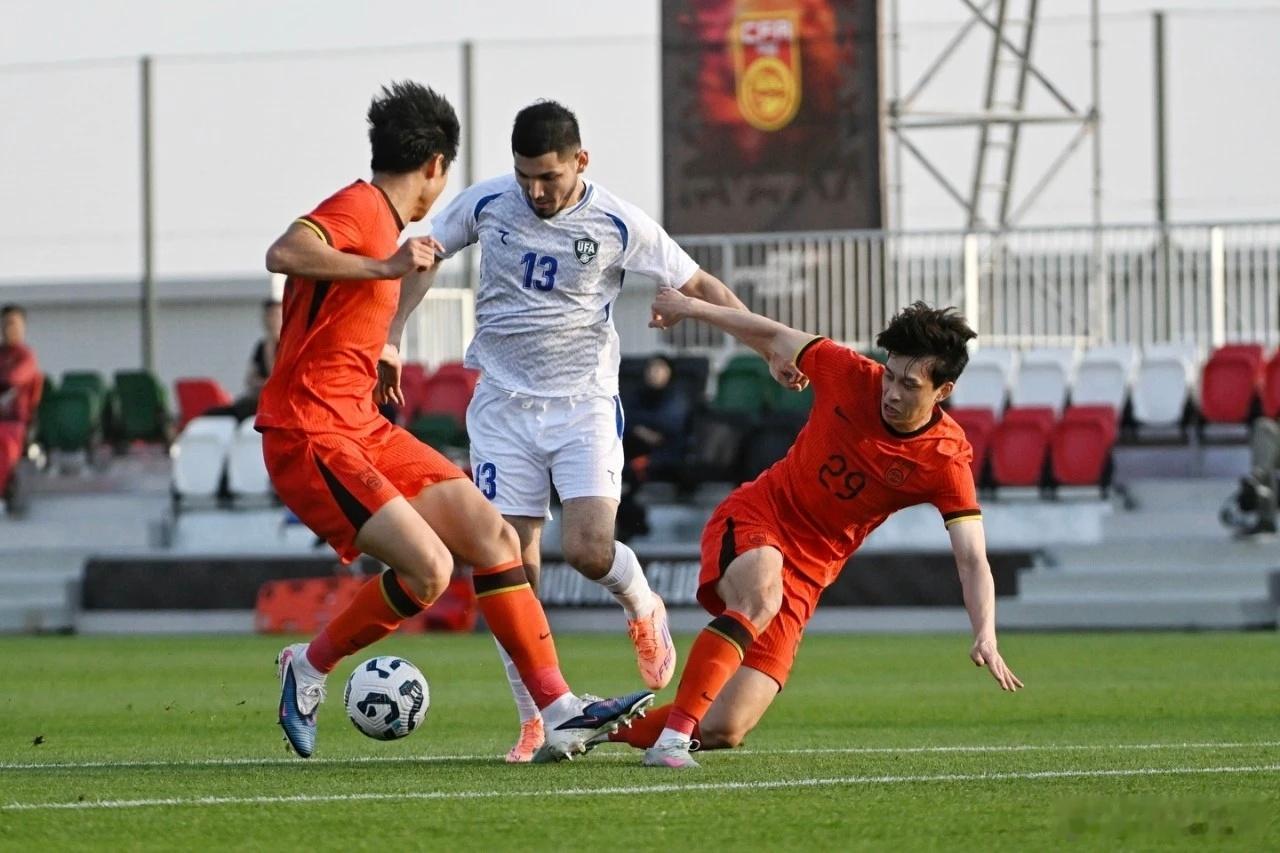 林良铭、谢文能进球，国足遭乌兹别克斯坦2比2绝平，一胜二平结束迪拜集训！昨天结束