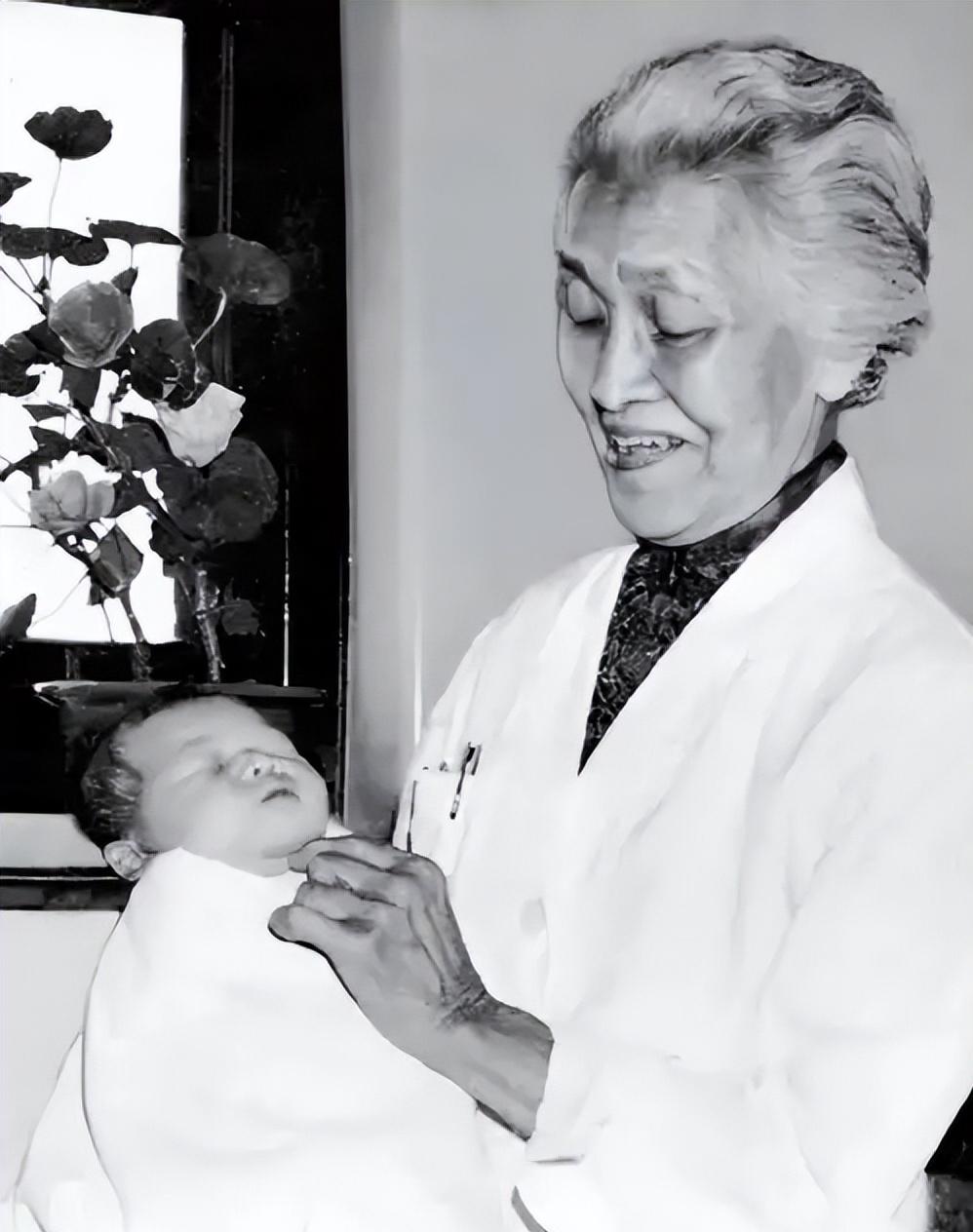 1964年，一名重症孕妇即将开刀手术，林巧稚拦下做手术的医生，说：让她出院吧。