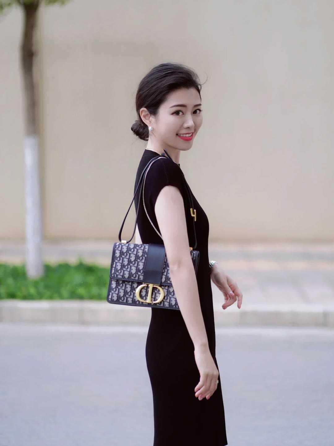 职场女性穿什么裙子好看?经典黑色针织连衣裙，是成熟女性的穿搭范本。利落剪裁勾勒优
