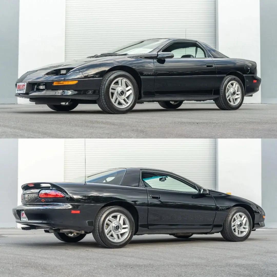1995 年，第四代 Chevrolet Camaro Z28 Coupe 站在
