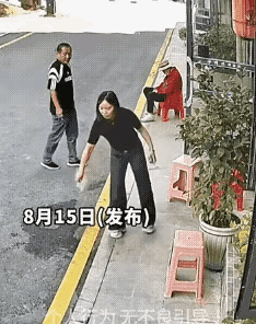家人们谁懂呀！这家店铺的姐姐午饭一吃完，竟直接把刷碗的泔水倒在隔壁店的道牙上。真