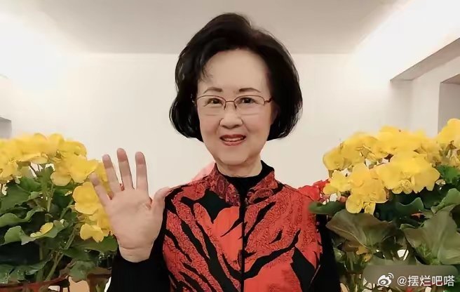 琼瑶的一生轻生了4次，都是为了以下原因：1、幼年6岁时，战争不断，全家绝望，全家