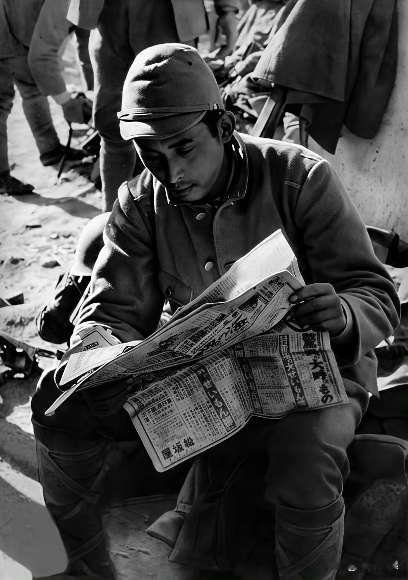 日本鬼子看报纸看材料的画面，也间接说明一个事实，当时这群丧尽天良、杀人如麻的人间