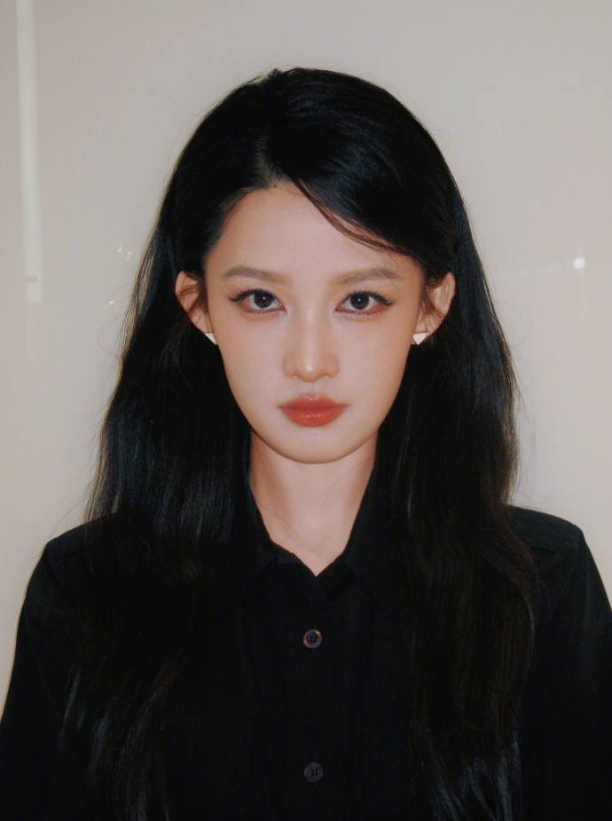 李沁一身干净利落造型亮相Prada活动李沁亮相Prada成都活动，利落造型完美诠