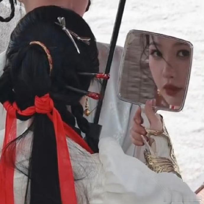 虞书欣用镜子偷瞄粉丝虞书欣用镜子偷看粉丝偷偷在意的可爱！虞书欣借镜子瞄粉丝，古装