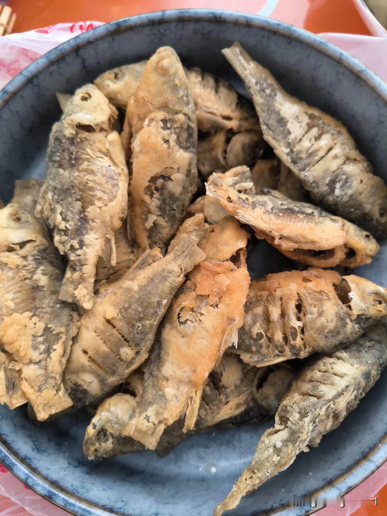 油炸小酥鱼
     小鱼刺多，不少人都不愿吃，怕被刺伤。实际上，把小鱼制成小酥