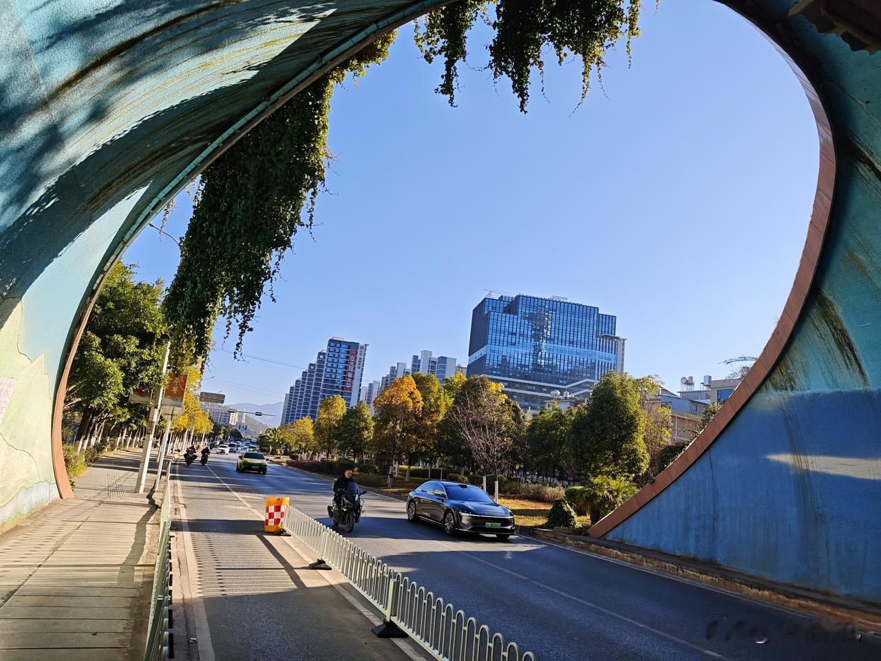 连接大理市下关主城区与满江新城区的龙山隧道
过去，龙山横亘在下关主城区与满江片区