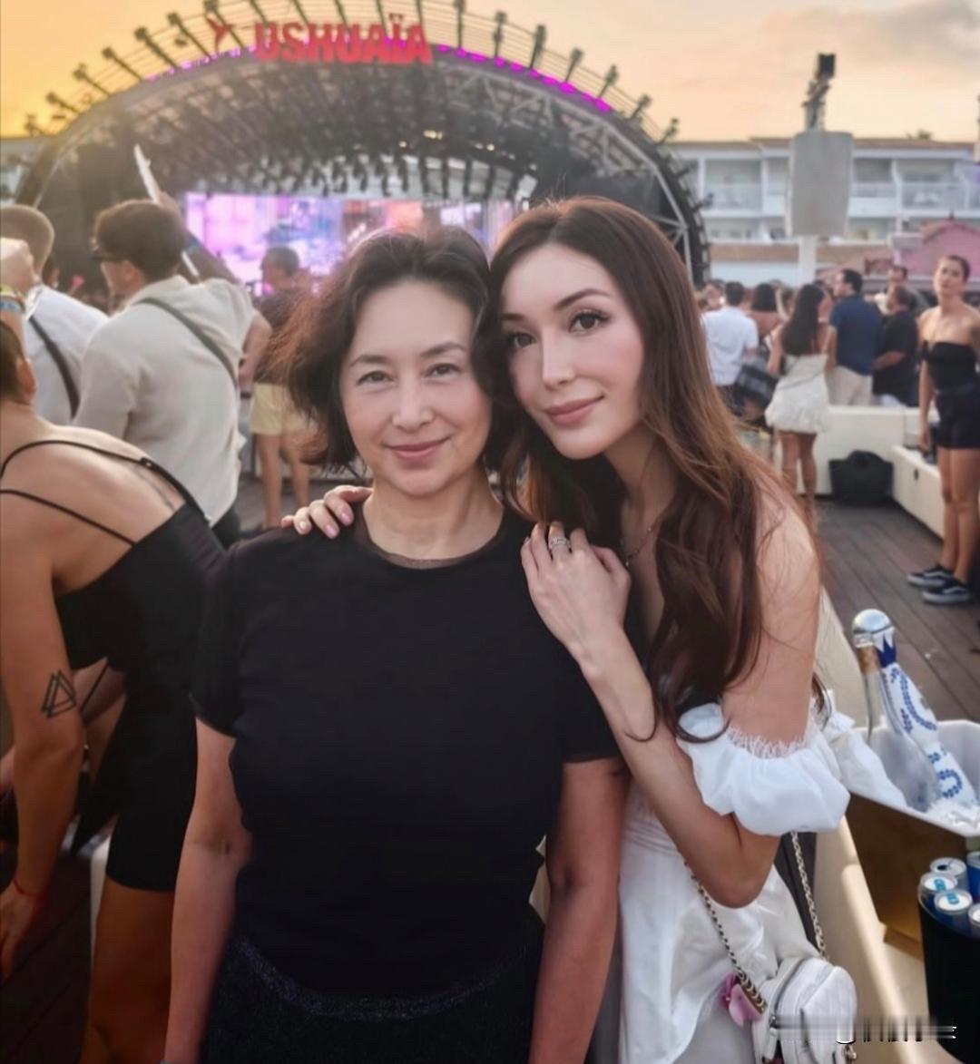 64岁何超琼和外甥女何锶珩到国外看音乐节演出，她穿着一条黑色小短裙，身形丰腴，状