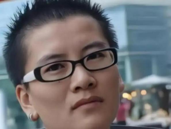2005年，宁夏人耿兰俊接受了据称国内首例公开身份的女转男性别重置手术。

再造