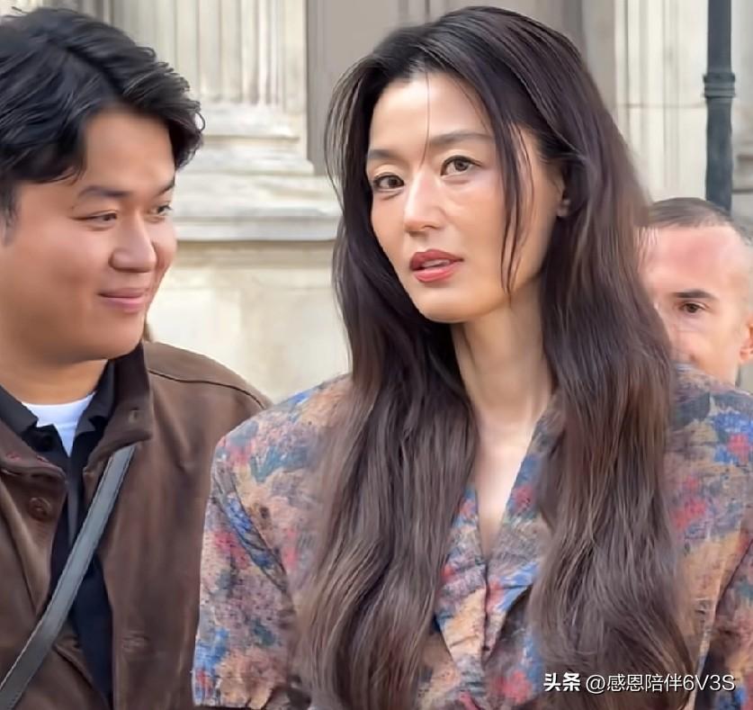 全智贤近照真给我看愣住了。眼袋法令纹都没遮，女神也扛不住岁月啊。不过说真的，这才