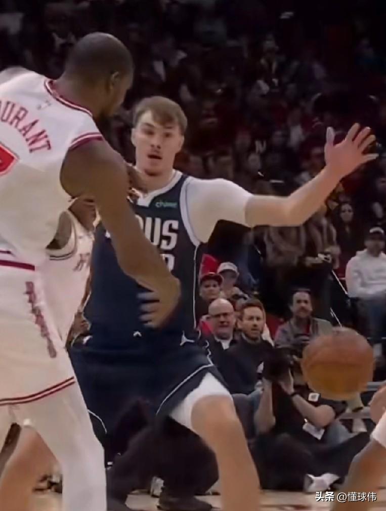 状态不佳！弗拉格谈杜兰特：

“KD今天的状态不佳。”

“这不是他的正常水平。