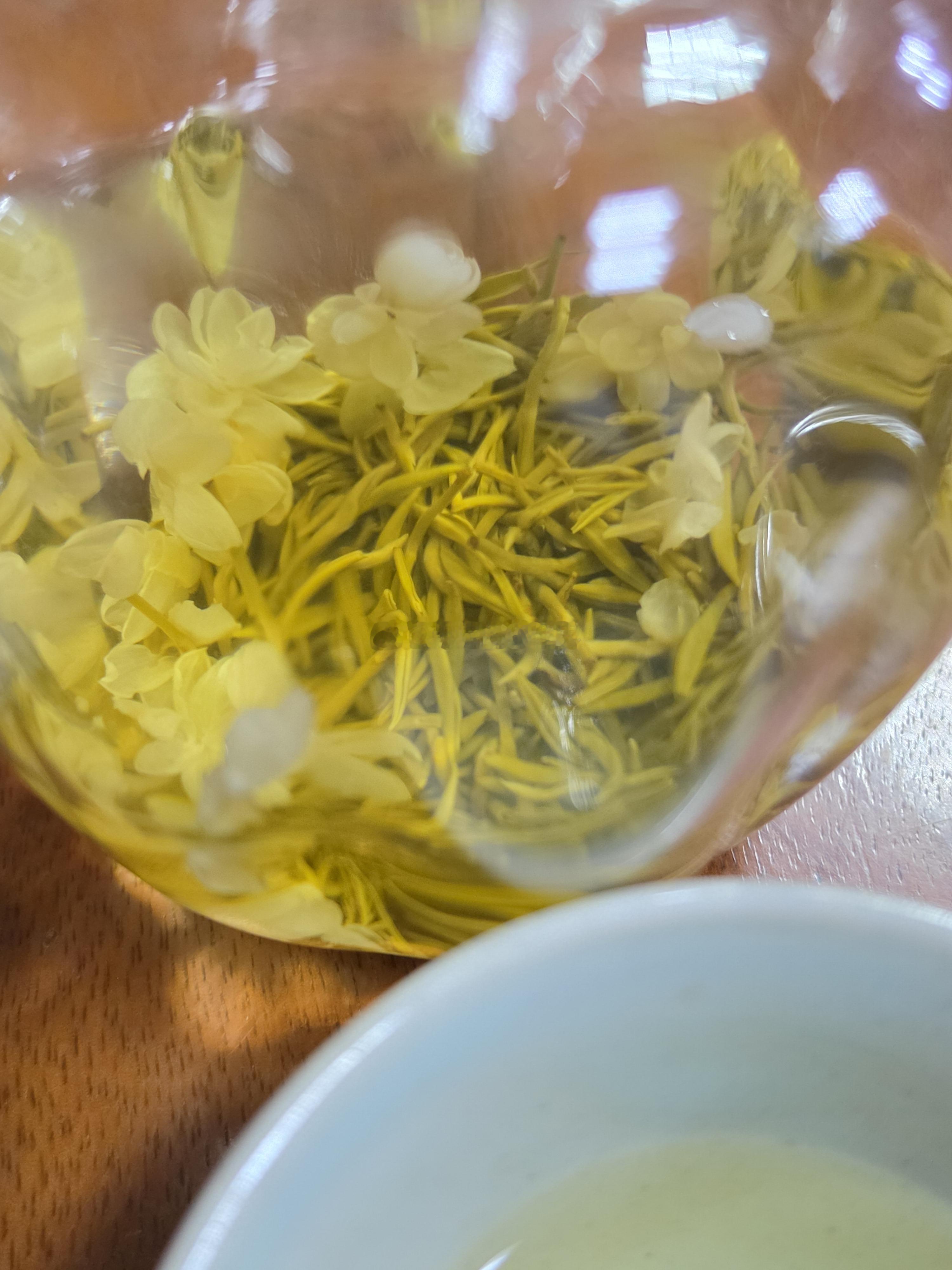 和老师喝茶到深夜，他给了我一罐茶，是我喜欢的很淡很淡的口感。特意告诉我，下午他提