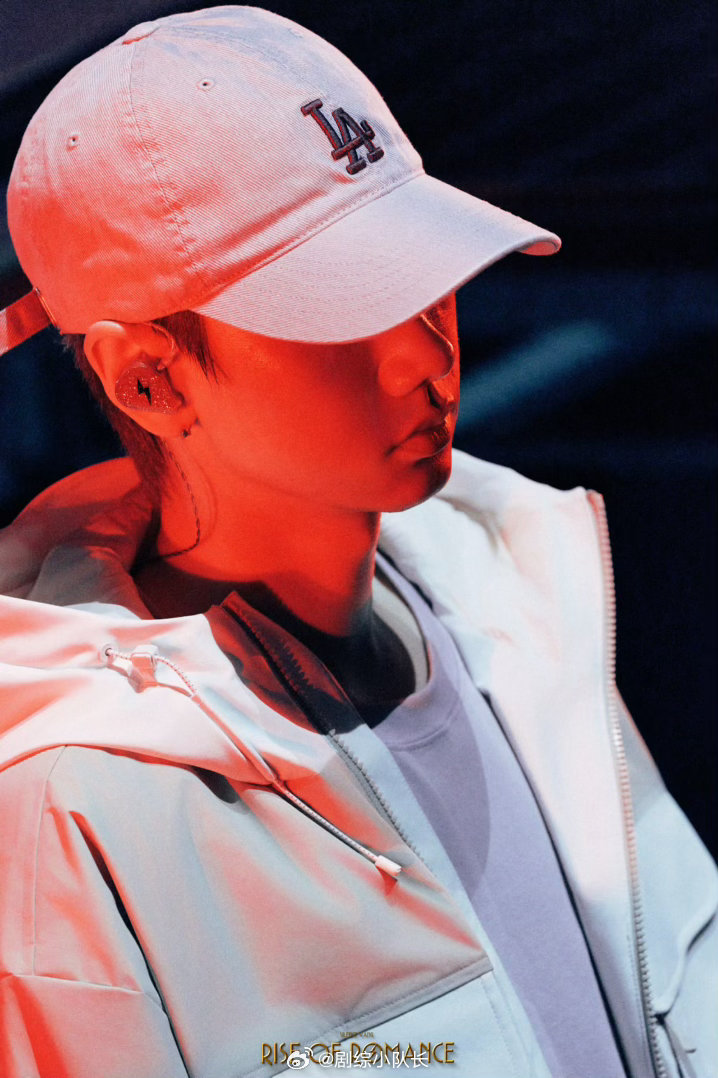 汪苏泷用播音腔证明自己口条很好 汪苏泷这波回应确实太硬核了。不用解释，不用反驳，