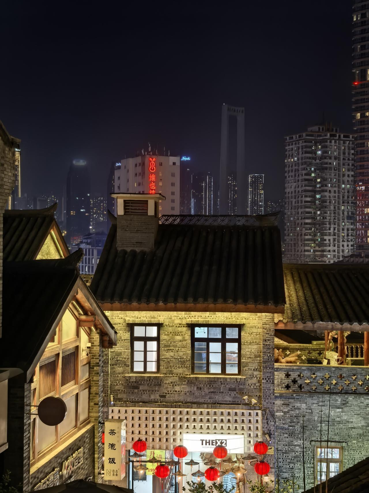 不知道有多少重庆人能够认出这里，很美的夜景。分享一张重庆夜景照片旅行随手拍