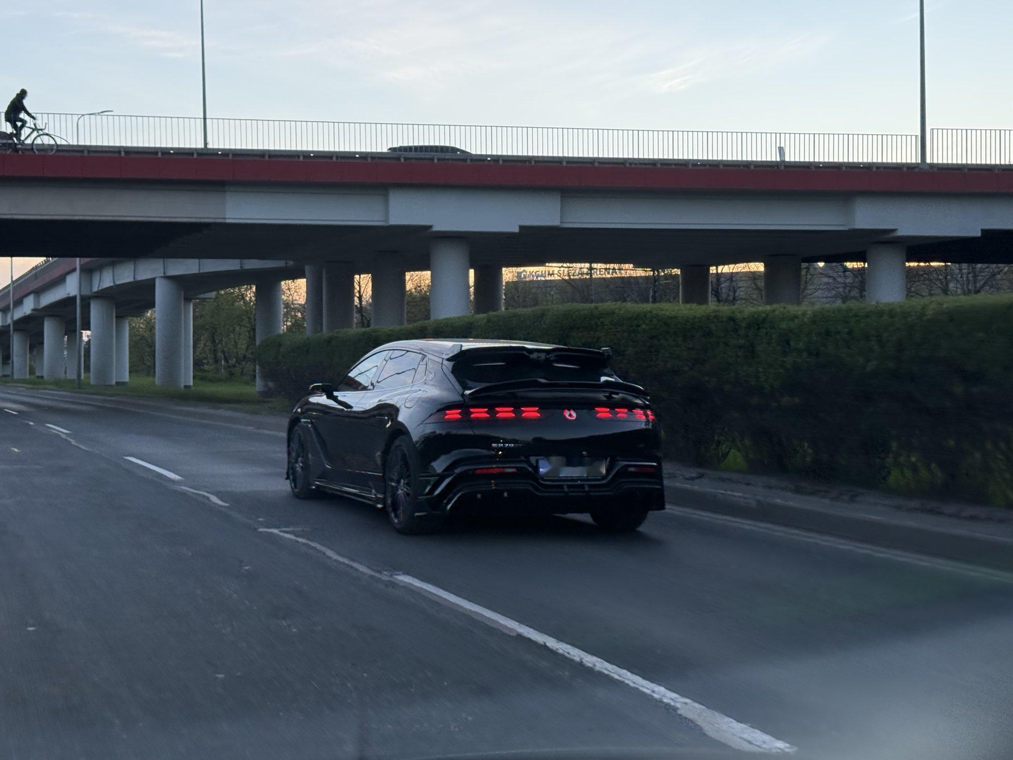 🔻波兰弗罗茨瓦夫公路上拍摄的照片。🔻进口车就是高级啊。海外新鲜事 热点现场