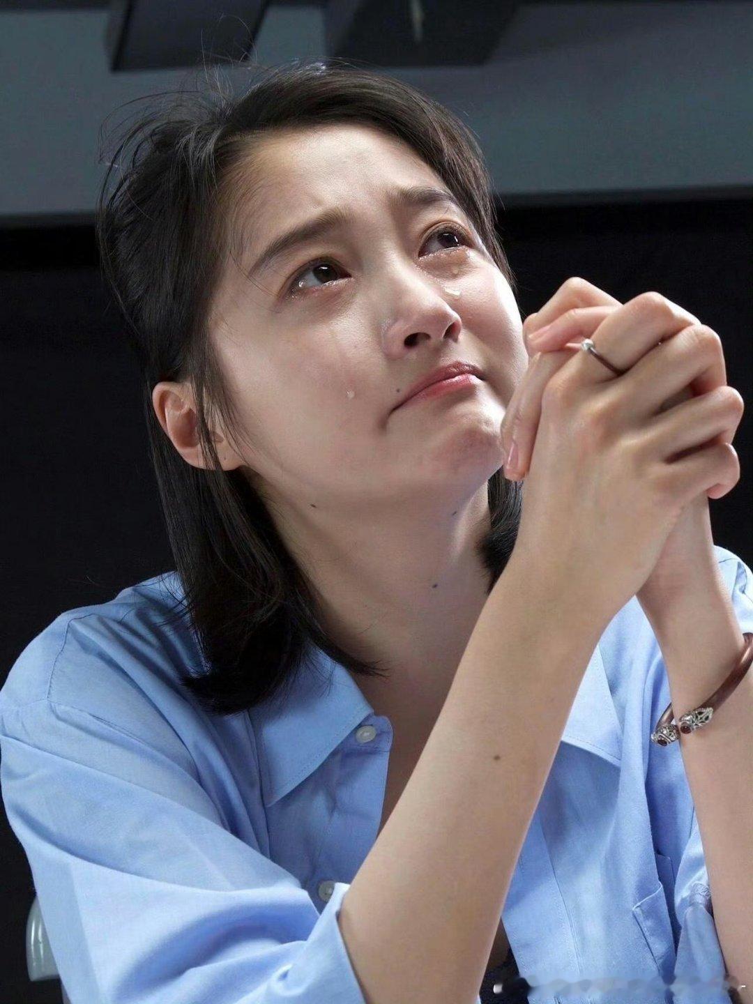 关晓彤的头发怎么长到眉毛那里去了？ ​ ​​​