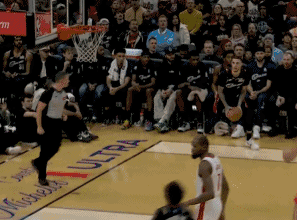 太搞笑了！鲍尔轰进三分，双手合十感谢老天爷
北京时间11月20日，骑士与火箭的比