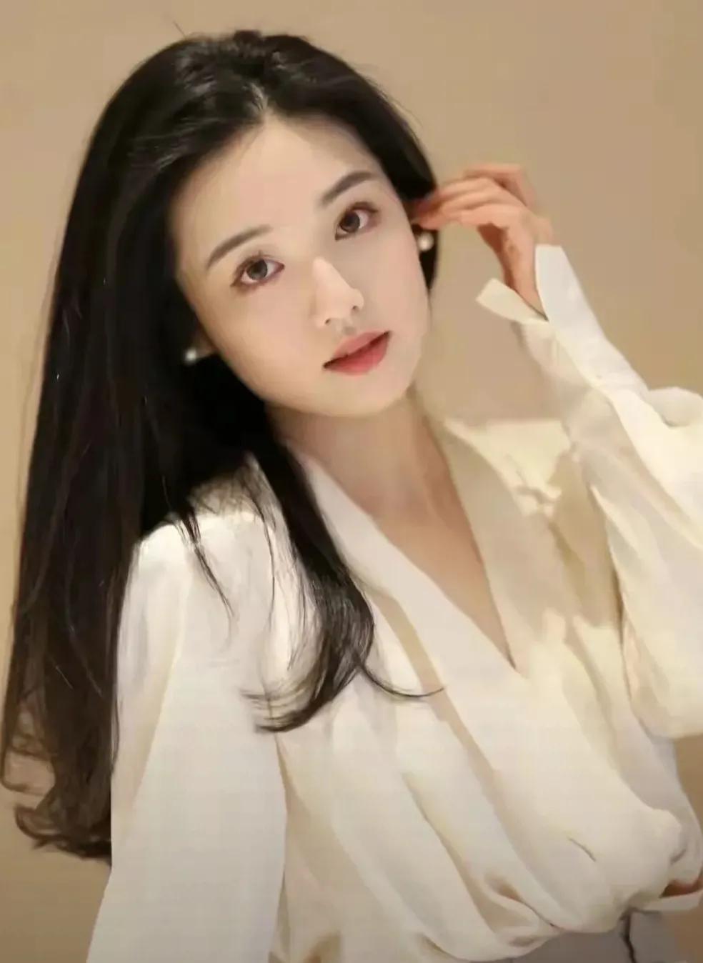 周六我去相亲，我一眼便相中了他，高大帅气，条件优越。然而，他有一个7岁的女儿，这